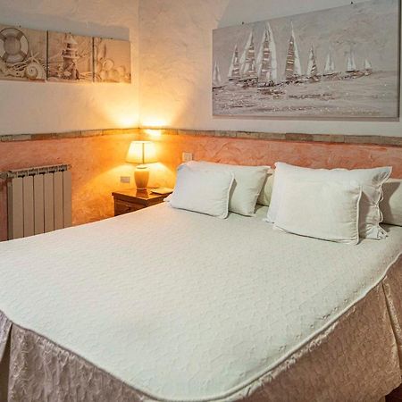 Sa Domu Sarda Suites - Bed & Breakfast Porto Columbu - Perd'E Sali Exterior photo